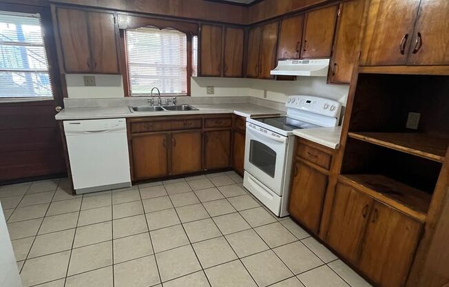 2 beds, 1 bath, 903 sqft, $1,140, Unit H-6