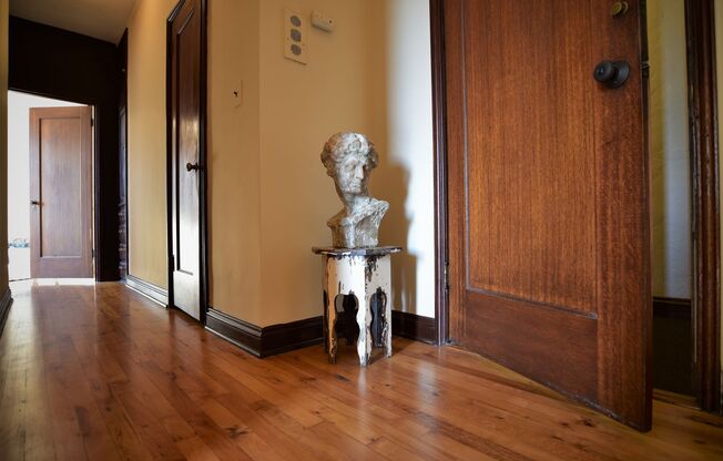 1p353 - 590 Merritt Avenue