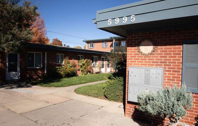 5995 W 29th Ave – Spacious 2-Bedroom Apartments Near Sloan’s Lake & Edgewater