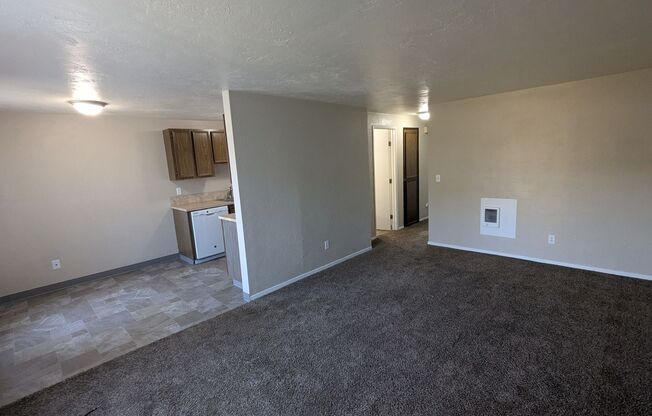 2 beds, 1 bath, 756 sqft, $1,150, Unit 77