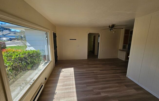 Comfortable 3/Bed-2 Bath Home with a Deck and Fenced Backyard