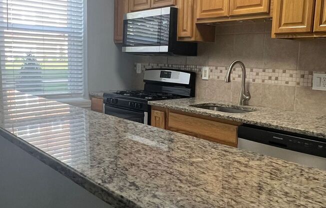 2 beds, 1 bath, 900 sqft, $2,450, Unit R-00