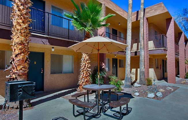 Outdoor Dining Options at Fountain Plaza Apartments, Arizona, 85712