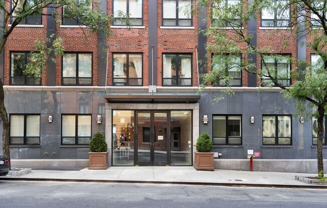 432 W 52 ST