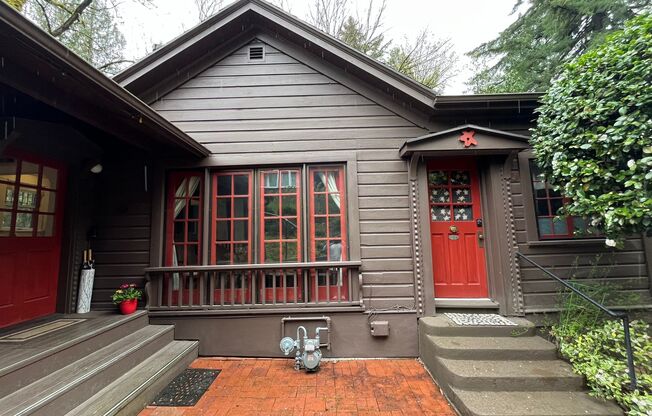 Historic 2-Bedroom Home with Vintage Charm: A Nature Lover’s Retreat in the City!