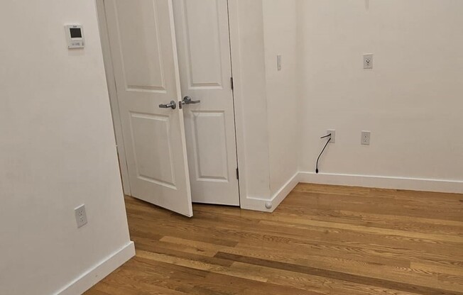 2 beds, 1 bath, $2,100, Unit 201