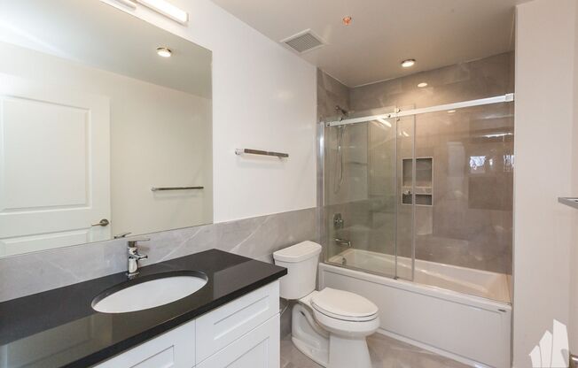 2 beds, 2 baths, 950 sqft, $3,550, Unit 927-201