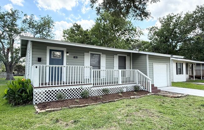 Stunning 2/1/1 Home in Lake Jackson near Downtown,