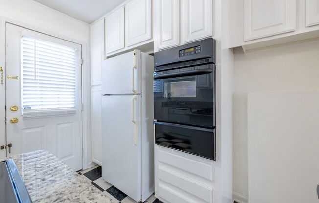 Ready to live your best Buckhead life? Discover  Peachtree Hills Court Apartments, with the city's best restaurants just a few steps away.