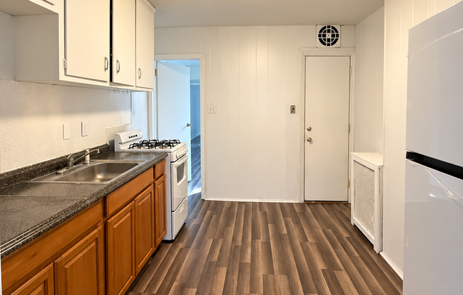 2 beds, 1 bath, $1,200, Unit #1