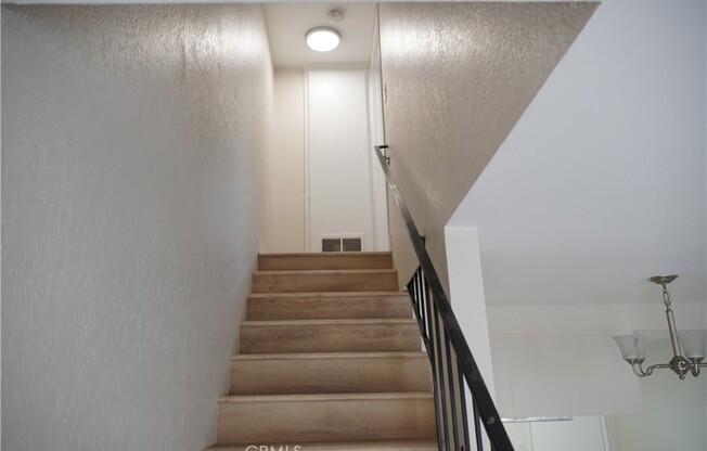 551 W MACARTHUR AVE