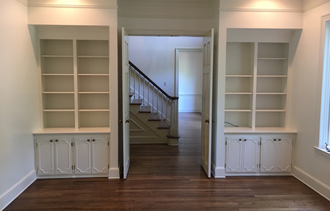 4BR/3.5ba, 4000 sq ft, located in River Oaks, guard gated community! Pets are owner approval only, fees apply.