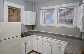 2 beds, 1 bath, $1,100, Unit 219 Elliot St Apt 1