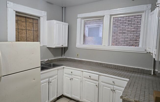 2 beds, 1 bath, $1,100, Unit 219 Elliot St Apt 1