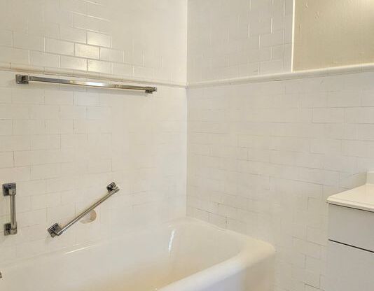 2 beds, 1 bath, 1,050 sqft, $1,850, Unit 806