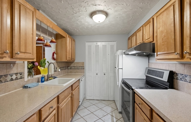 46 GREENTREE LN