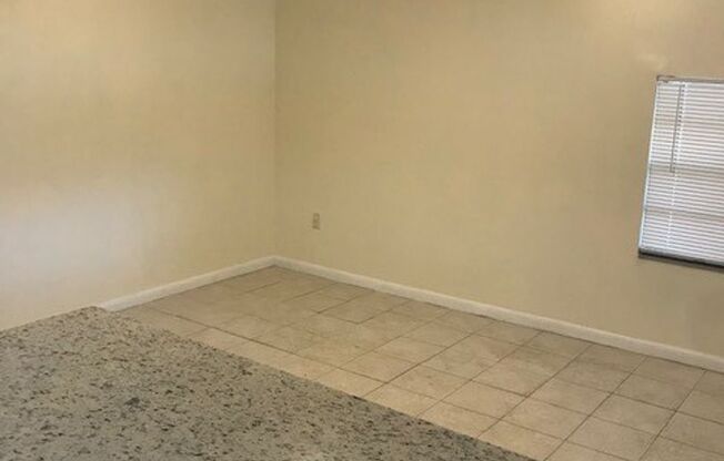 1/1 Efficiency apartment w/ LAKE VIEW and WATER/ELECTRIC INCLUDED! Furnishings available!