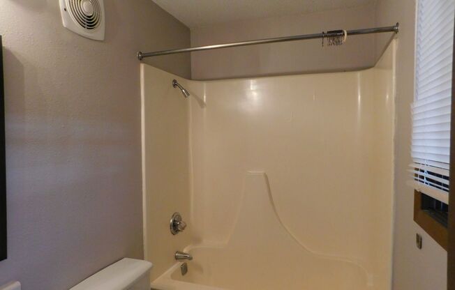 2 beds, 1 bath, $700, Unit 230 Broadview - Apt D