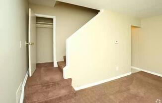 2 beds, 1 bath, 900 sqft, $985