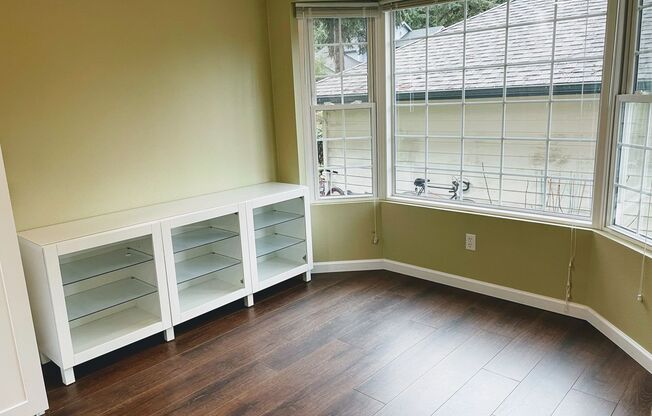 Exquisite Home with 3 Bed and 2.5 Bath in Redmond!!