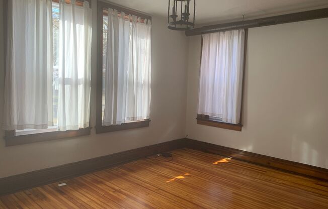 7033-7035 Meade