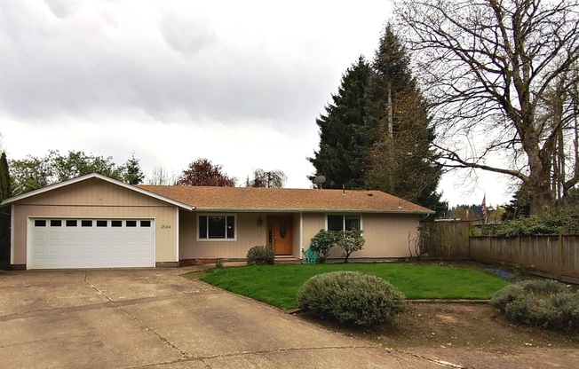 Gorgeous Home with Granite Counters and Custom Built-ins!
