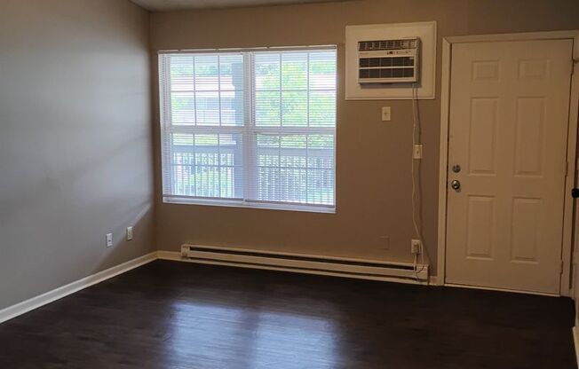 2 beds, 1 bath, 870 sqft, $925, Unit 350 C08