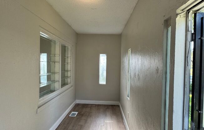 FOR RENT!! CUTE AND COZY BUNGALOW STYLE 3 BEDROOM 1 BATH SINGLE FAMILY HOME (MOVE IN SPECIAL)..
