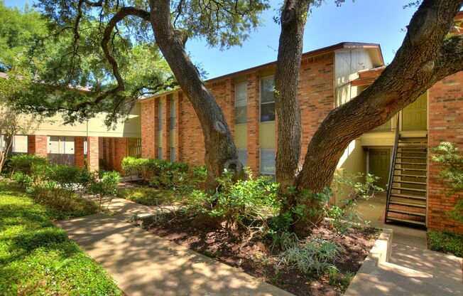 2 beds, 1 bath, 825 sqft, $1,195, Unit 203