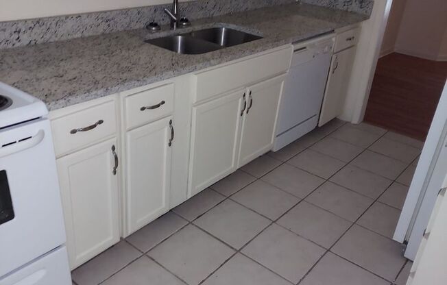 1 bed, 1 bath, 780 sqft, $825, Unit 3008-7