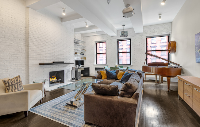 521 W 47 ST