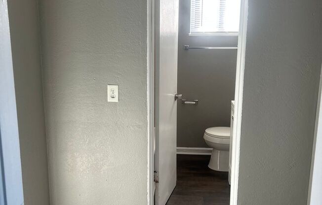 2 beds, 1 bath, 750 sqft, $1,070, Unit B06 1066 07