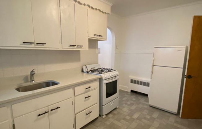 Studio, 1 bath, 420 sqft, $1,950