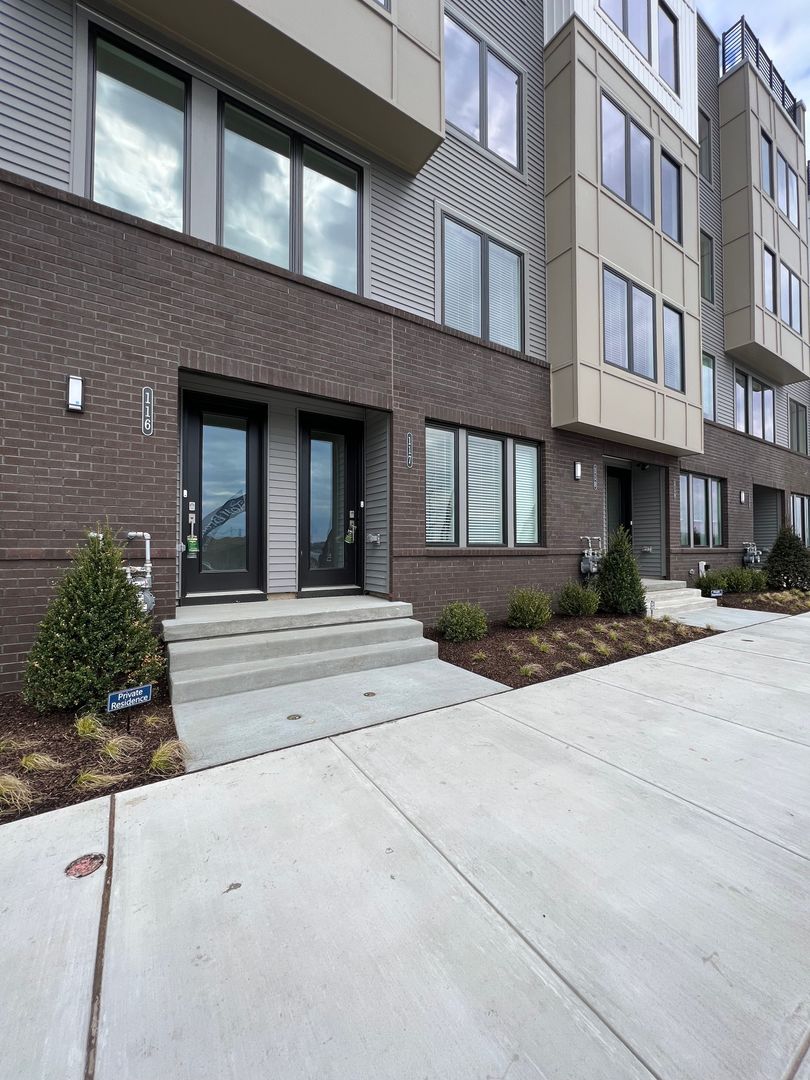 Gorgeous 3BD/2.5BA Waterfront Townhome!