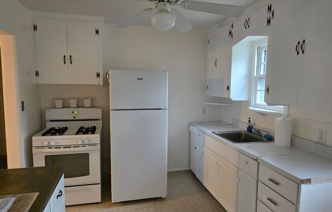 CUTE 2 bedroom, 1 bath cottage on WESTSIDE of Colorado Springs
