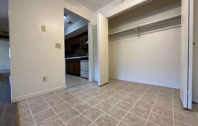 2 beds, 1 bath, 950 sqft, $875