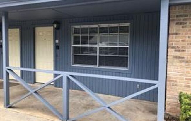 2 beds, 1 bath, 897 sqft, $1,300, Unit "B"