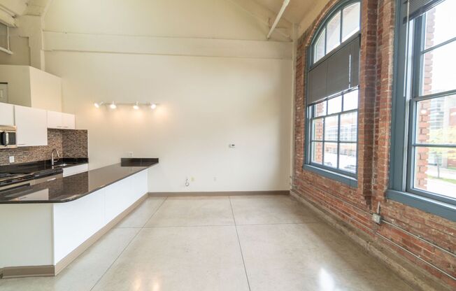 1 bed, 1 bath, 690 sqft, $1,350, Unit 221