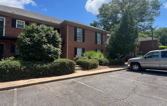 2 bed 2 bath off Baxter St.