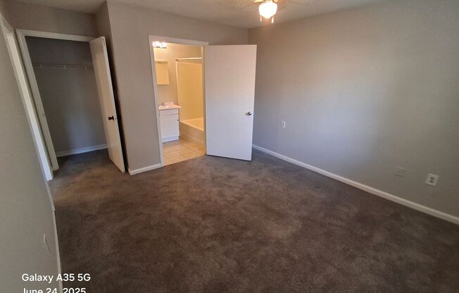 1 bed, 1 bath, 490 sqft, $963, Unit 5237F