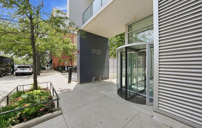 South Loop Condo 2BR + Garage Parking Included