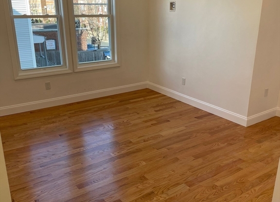 1 bed, 1 bath, $1,900, Unit 3R