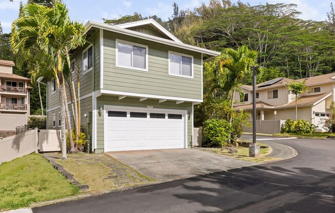 Beautiful 3 bedroom 2.5 bath home in lush Launani Valley!