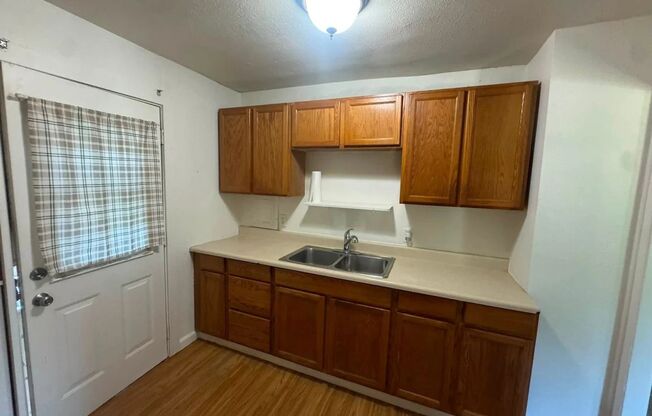 Cute 2 bedroom 1 bathroom Duplex Near National Ave