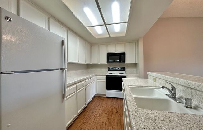 Gorgeous 1 bedroom Condo with 1 Car Garage!