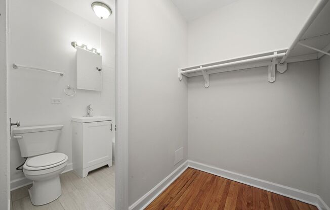 1 bed, 1 bath, 559 sqft, $1,850, Unit 2700-1EE