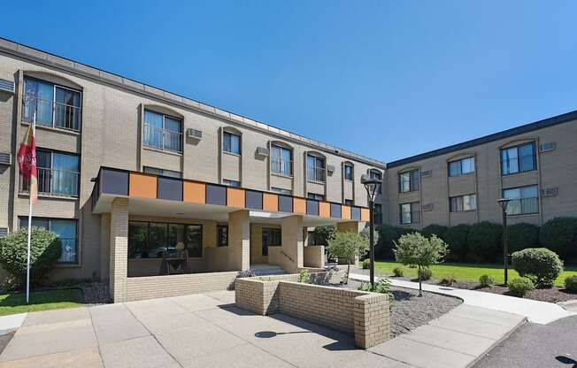 The Edge of Uptown Apartments in St. Louis Park, MN | courtyard