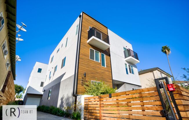 3 beds, 3 baths, 1,565 sqft, $3,600, Unit 11639 1/2 Burbank Blvd