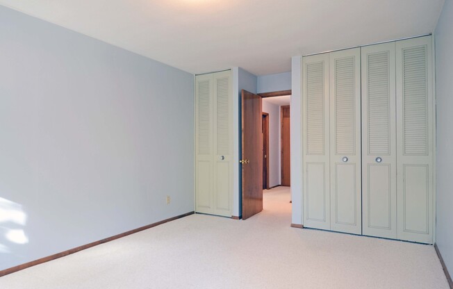Cozy 1 bed 1 bath condo in Mpls! Shared pool, off street parking and more! COME SEE!