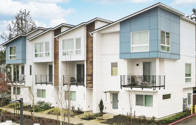 CONTEMPORARY WEDGWOOD 3 BED, 3 BATH TOWNHOME W/ 10' CEILINGS ON MAIN FLOOR AVAILABLE AUGUST!